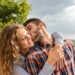 Männer mit offenen Augen beim Küssen: Warum ist das so?