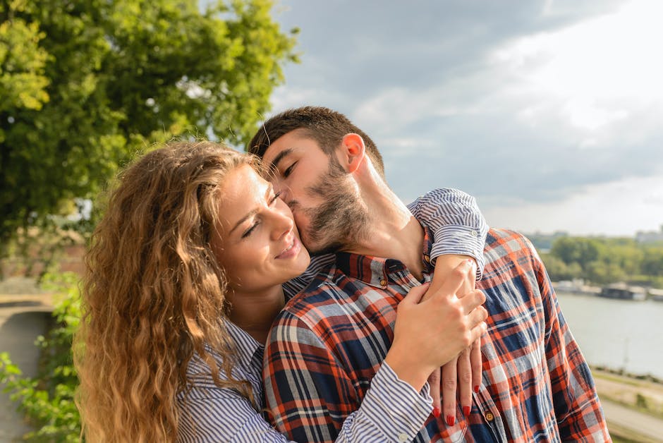 Männer mit offenen Augen beim Küssen: Warum ist das so?